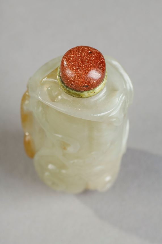 Celadon green nephrite jade snuffbottle in the shape of .pumpkin with its leaves and another small fruit in a reddish brown inclusion - China 19th century | MasterArt